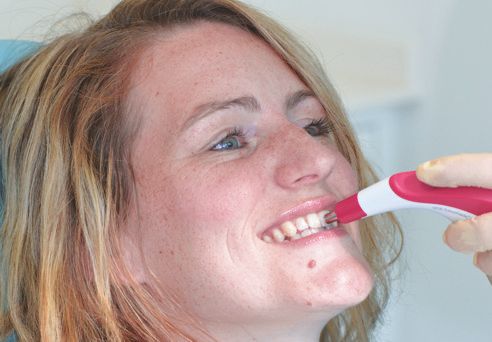 Ill. 2 : Utilisation du VITA Easyshade V pour déterminer la couleur de dent dans le cadre du traitement de tâches blanches.