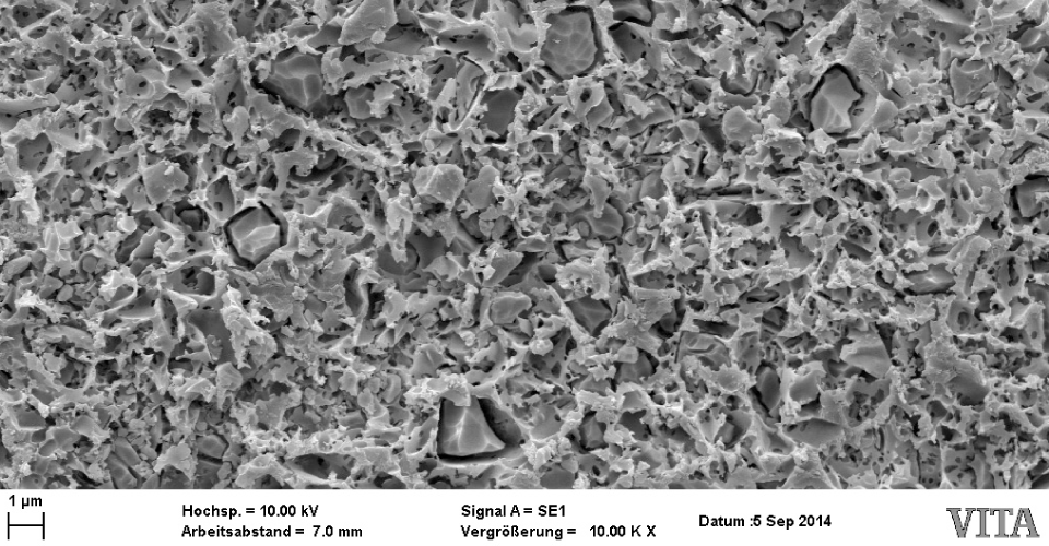 Fig. 1: Fotografía mediante MEB del patrón de grabado retentivo de la cerámica híbrida VITA ENAMIC tras el grabado con ácido fluorhídrico (gel de ácido fluorhídrico al 5 %, 60 segundos), 10 000 aumentos.