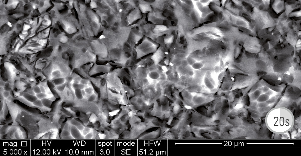 Fig. 2: Superficie de cerámica híbrida tras el grabado con ácido fluorhídrico durante 20 segundos.