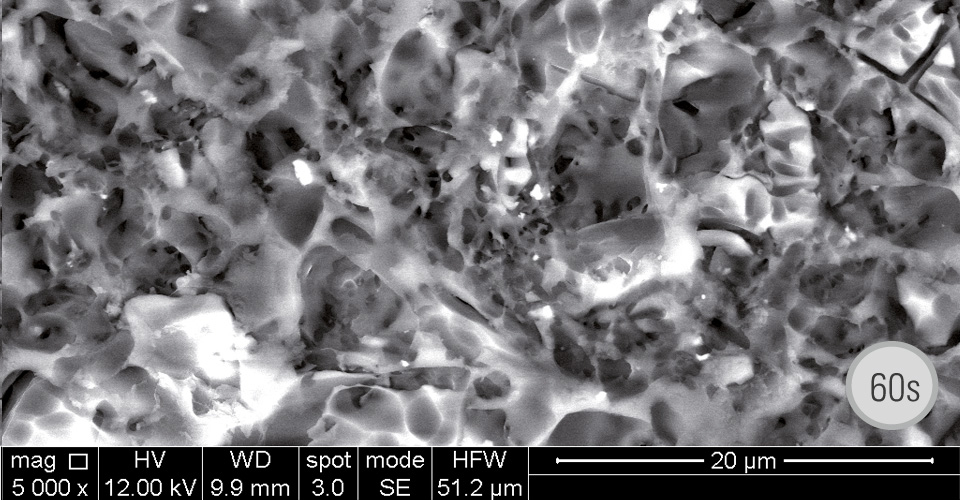 Fig. 3: Superficie de cerámica híbrida tras el grabado con ácido fluorhídrico durante 60 segundos.