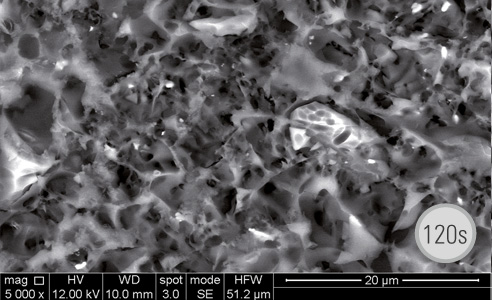 Fig. 4: Superficie di ceramica ibrida dopo mordenzatura con acido fluoridrico per 120 secondi.